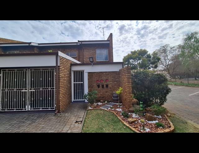 3 BEDROOM TOWNHOUSE FOR SALE IN FLORA GARDENS